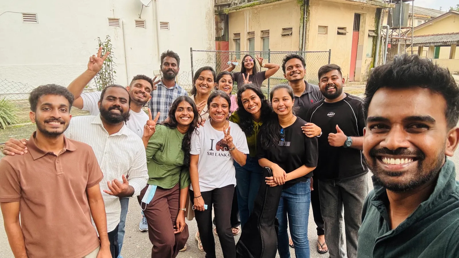 අරුණැල්ලේ මග volunteers together